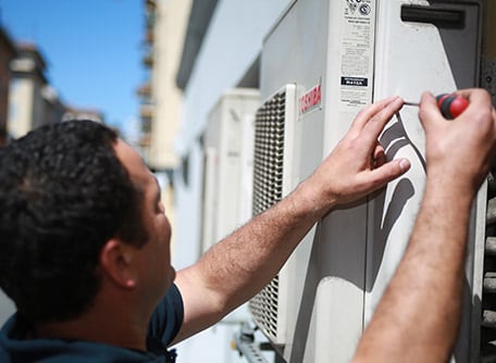 Installation d'une climatisation réversible par un technicien Electrogaz
